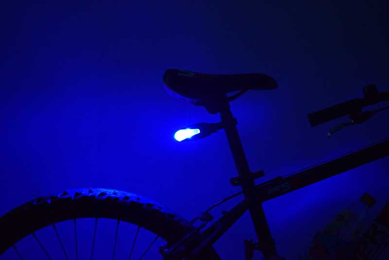 Luz trasera de seguridad para bici azul encendida