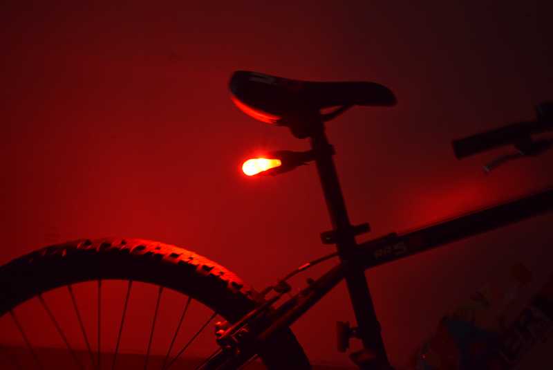 Luz trasera de seguridad para bici roja encendida